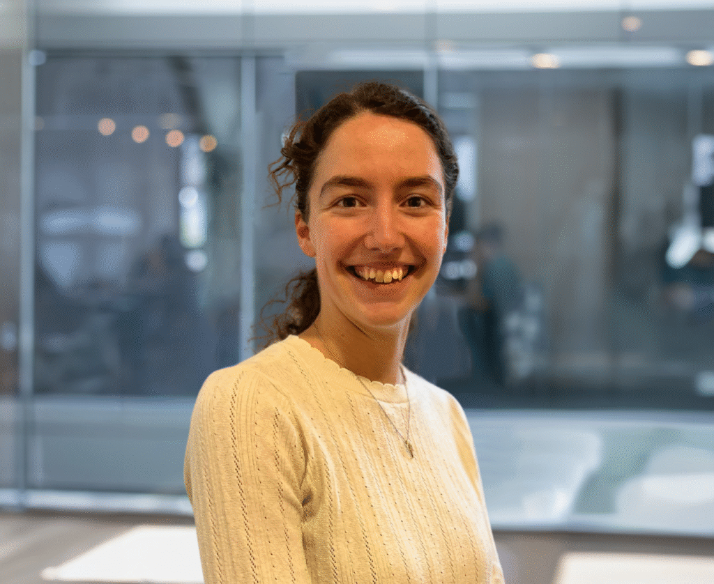 Sorry, ik weet niet wie deze persoon is. 

Hier is de alt-tekst:

Vrouw glimlacht in een moderne kantoorruimte.