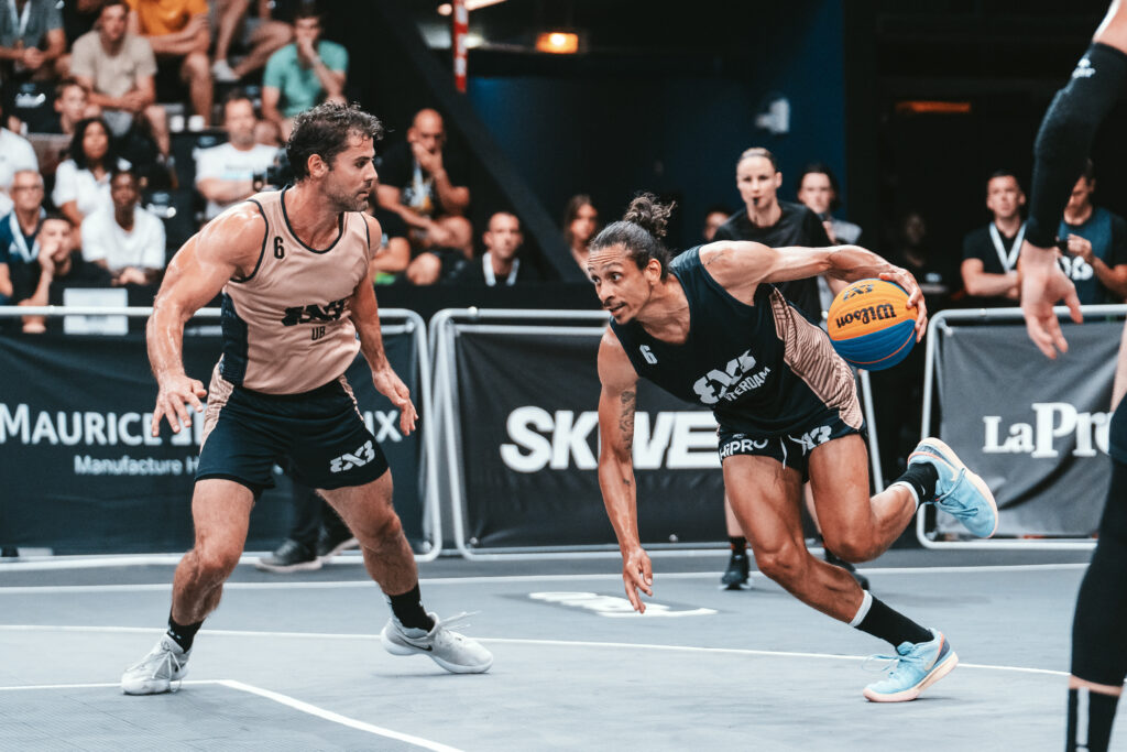 Actiefoto van twee basketballers tijdens het 3 tegen 3 Unites evenement.