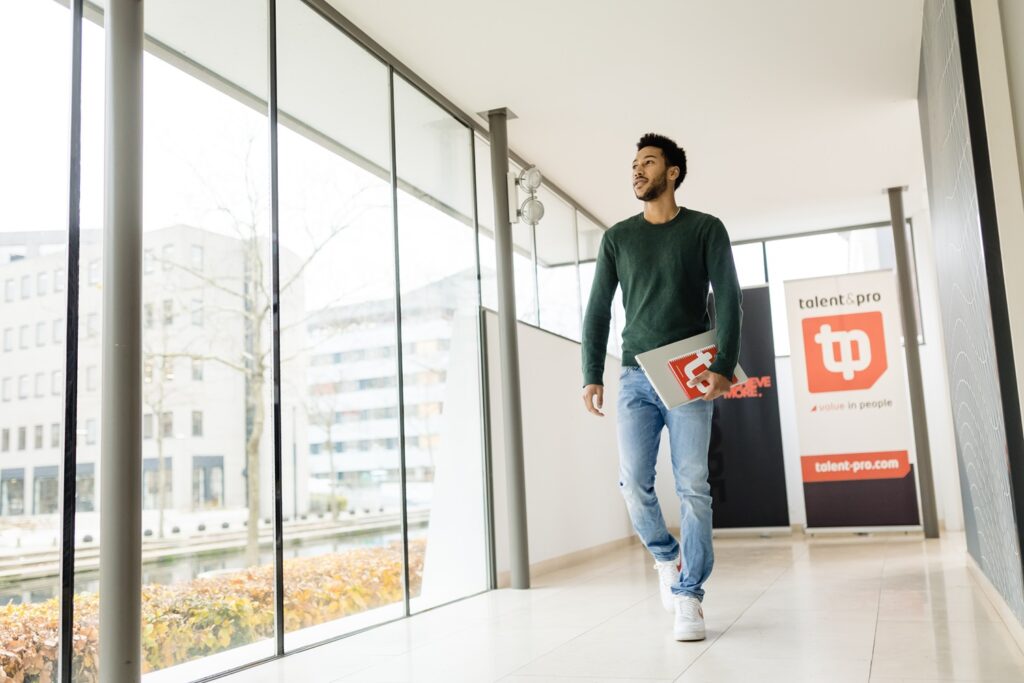 Man loopt door het T&P kantoor